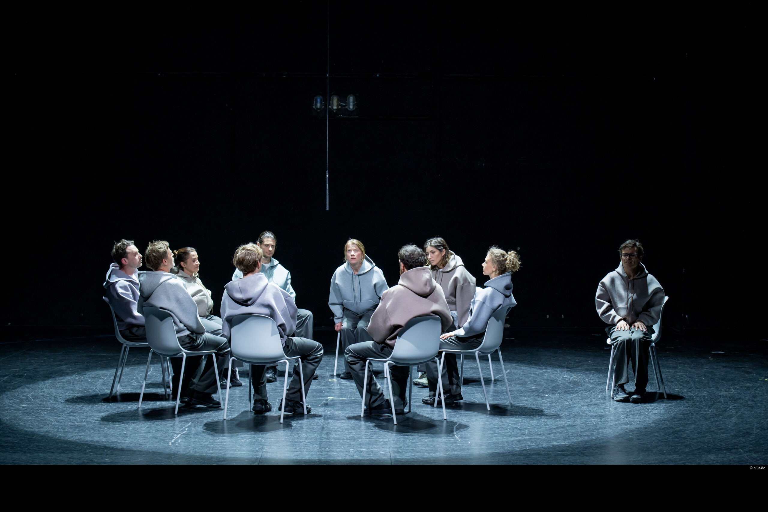 Der therapeutische Stuhlkreis steht im Mittelpunkt des Stücks. Quelle: Theater Magdeburg