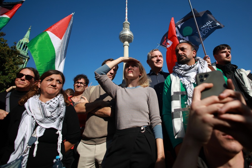 Die Linke Pushes to Give Foreigners Parliamentary Vote