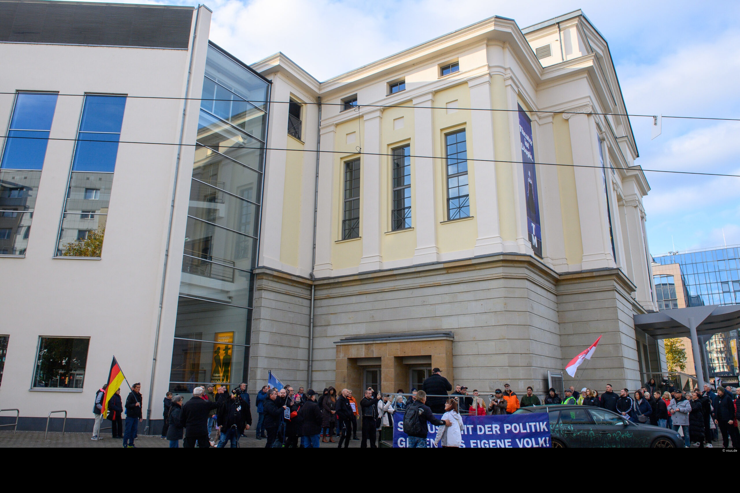 Gegner des Stücks demonstrieren im November 2025 vor dem Magdeburger Theater.