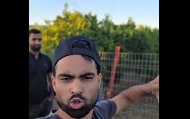 Shock video: Bangladeshi man calls migrants to Nafplio: “Police won’t come