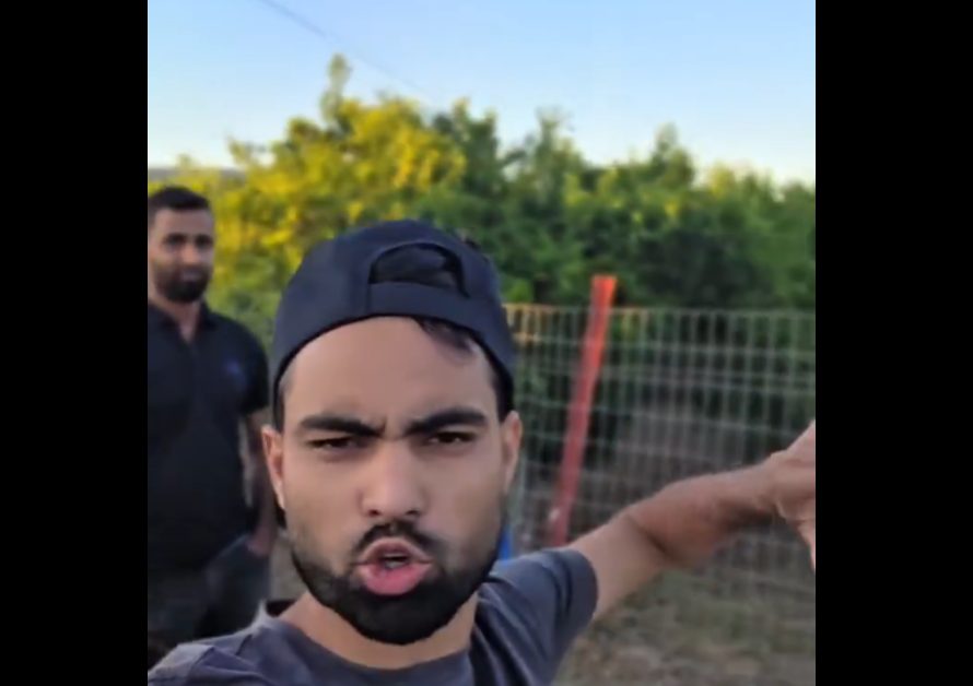 Shock video: Bangladeshi man calls migrants to Nafplio: “Police won’t come