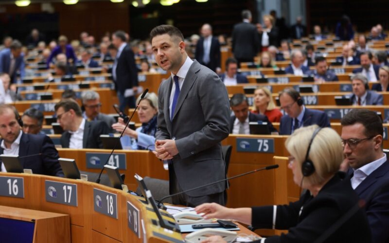 Tusk Prosecutors Seek Arrest of Opposition MEP Over Prison Aide