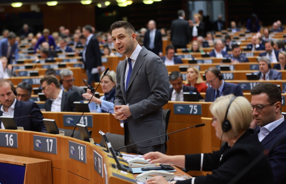 Tusk Prosecutors Seek Arrest of Opposition MEP Over Prison Aide