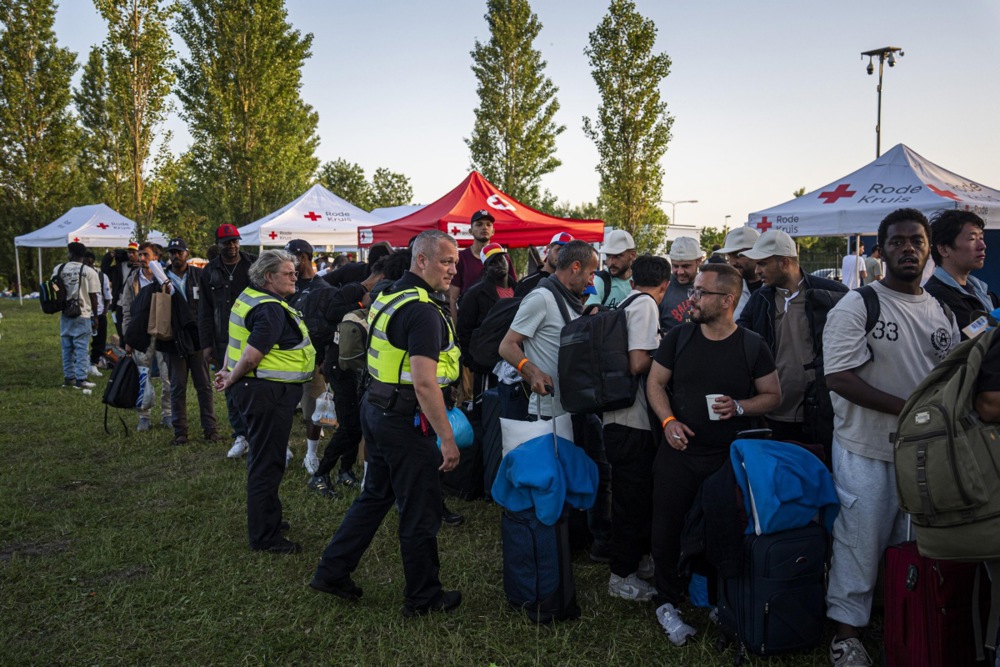 Dutch Immigration Halts Phone Searches for Asylum Seekers
