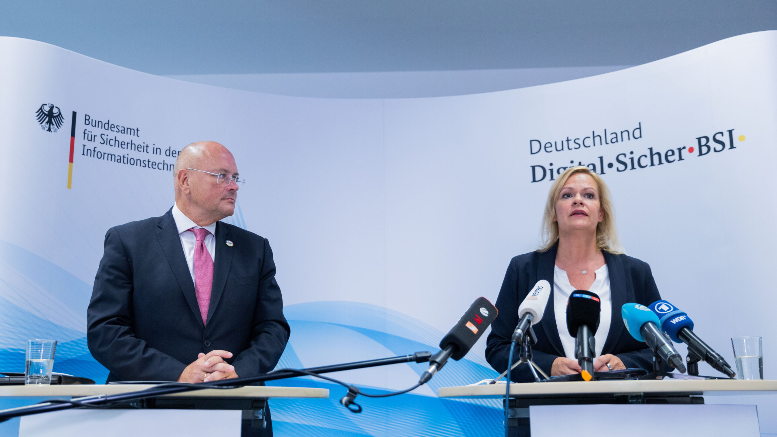 Die damalige Innenministerin Nancy Faeser (SPD, rechts) versetzte nach Böhmermanns Sendung den BSI-Chef Arne Schönbohm (links).