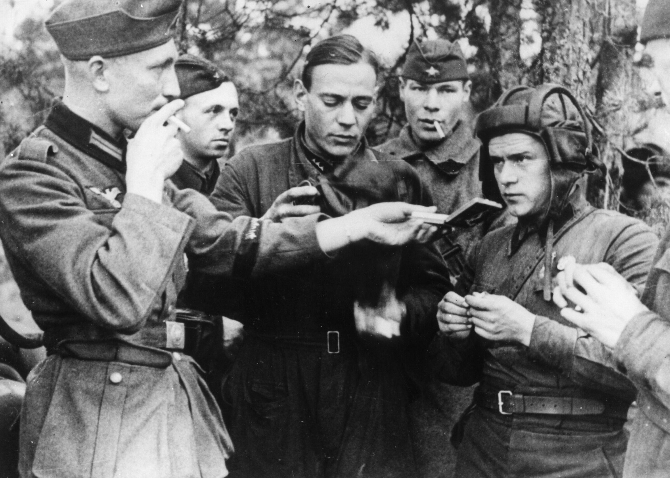 Zigarettenpause unter Verbündeten: Ein deutscher Soldat bei einer Raucherpause mit Rotarmisten beim Überfall auf Polen.