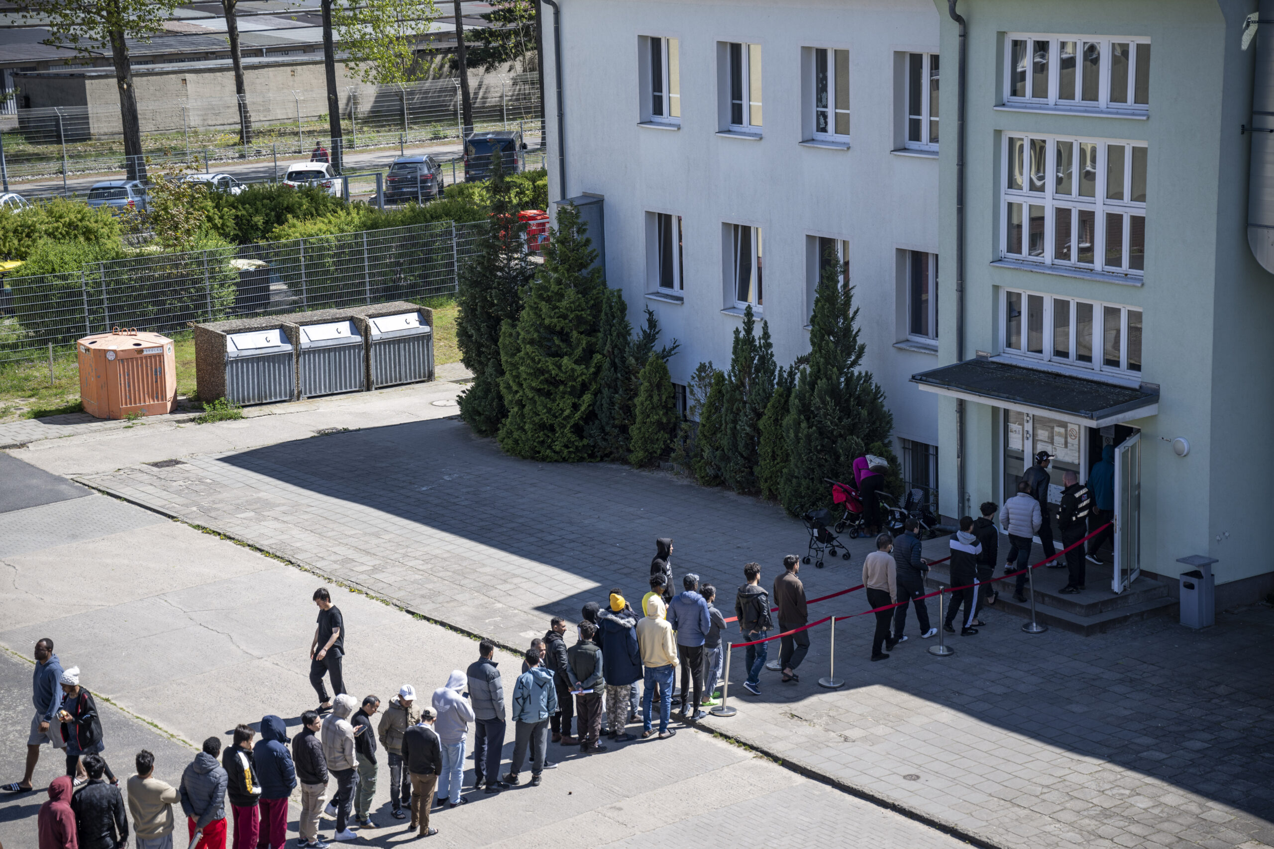 Flüchtlinge nach der Ankunft in einer Erstaufnahme-Einrichtung in Eisenhüttenstadt