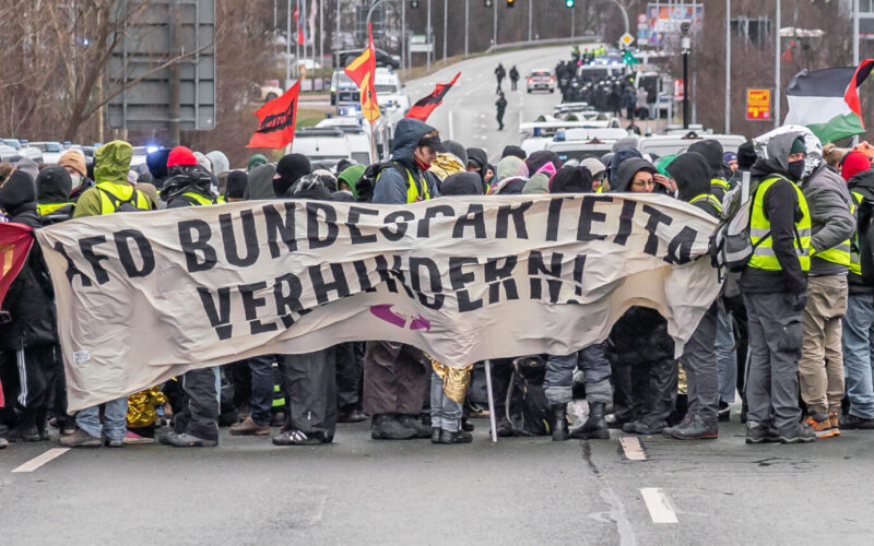 Union Verdi Pays for ‘Resistance’ Buses to Block AfD Rally