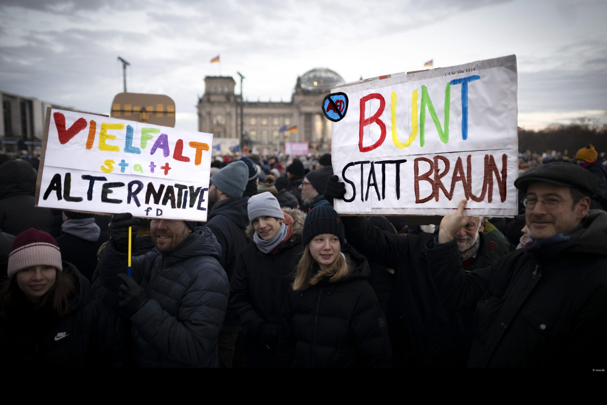 Millionen Menschen demonstrierten im Januar 2024 gegen die AfD, wie hier in Berlin. Auslöser war ein Correctiv-Text über vermeintlich geplante Deportationen von Deutschen mit Migrationshintergrund – was sich später als erfunden herausstellte.
