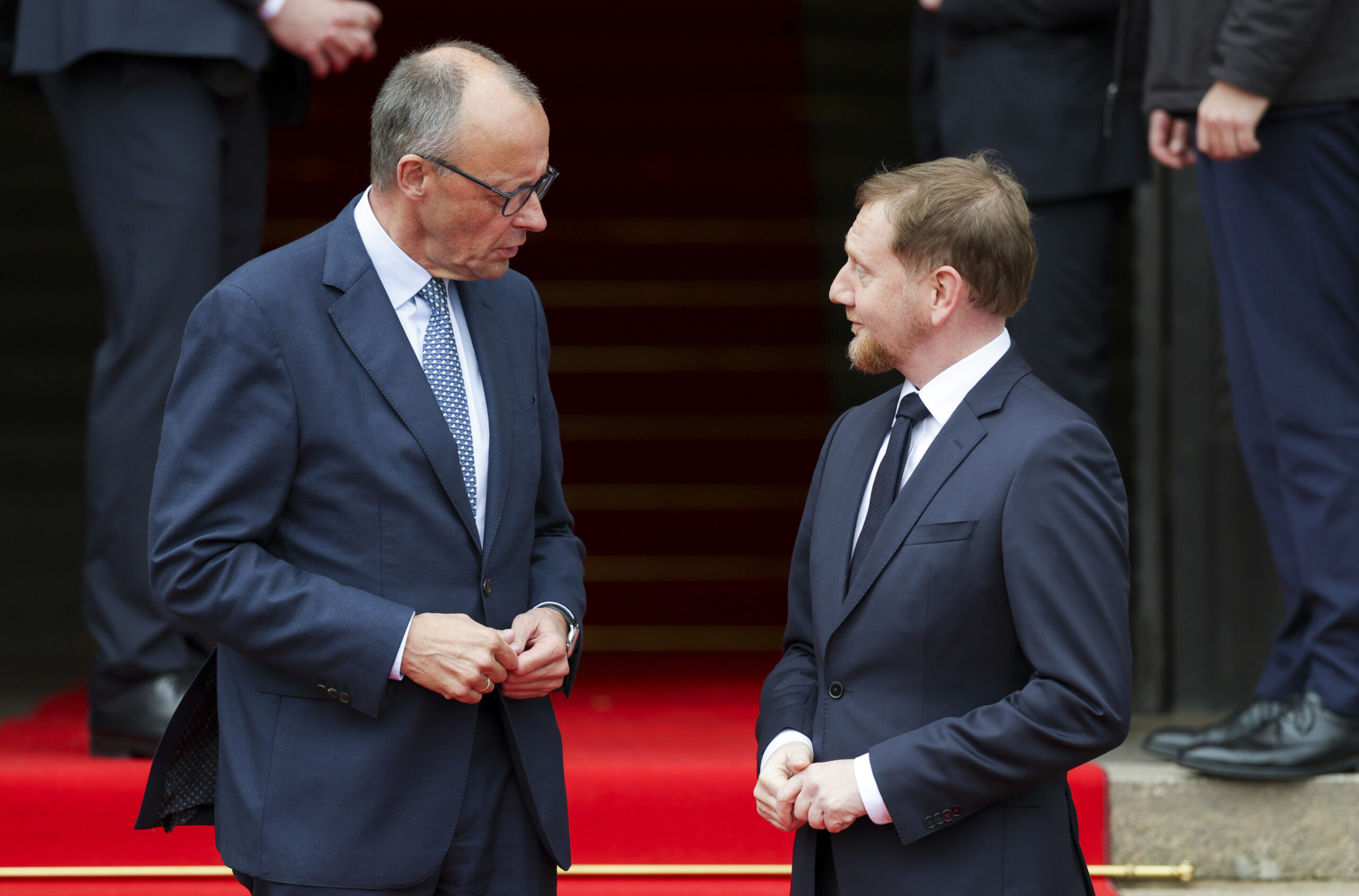 Kretschmer mit seinem Parteikollegen Bundeskanzler Merz bei dessen Antrittsbesuch in der sächsischen Staatskanzlei im Oktober 2025. Aktuell übt der CDU-Ministerpräsident ernste Kritik an der Arbeit der Bundesregierung.