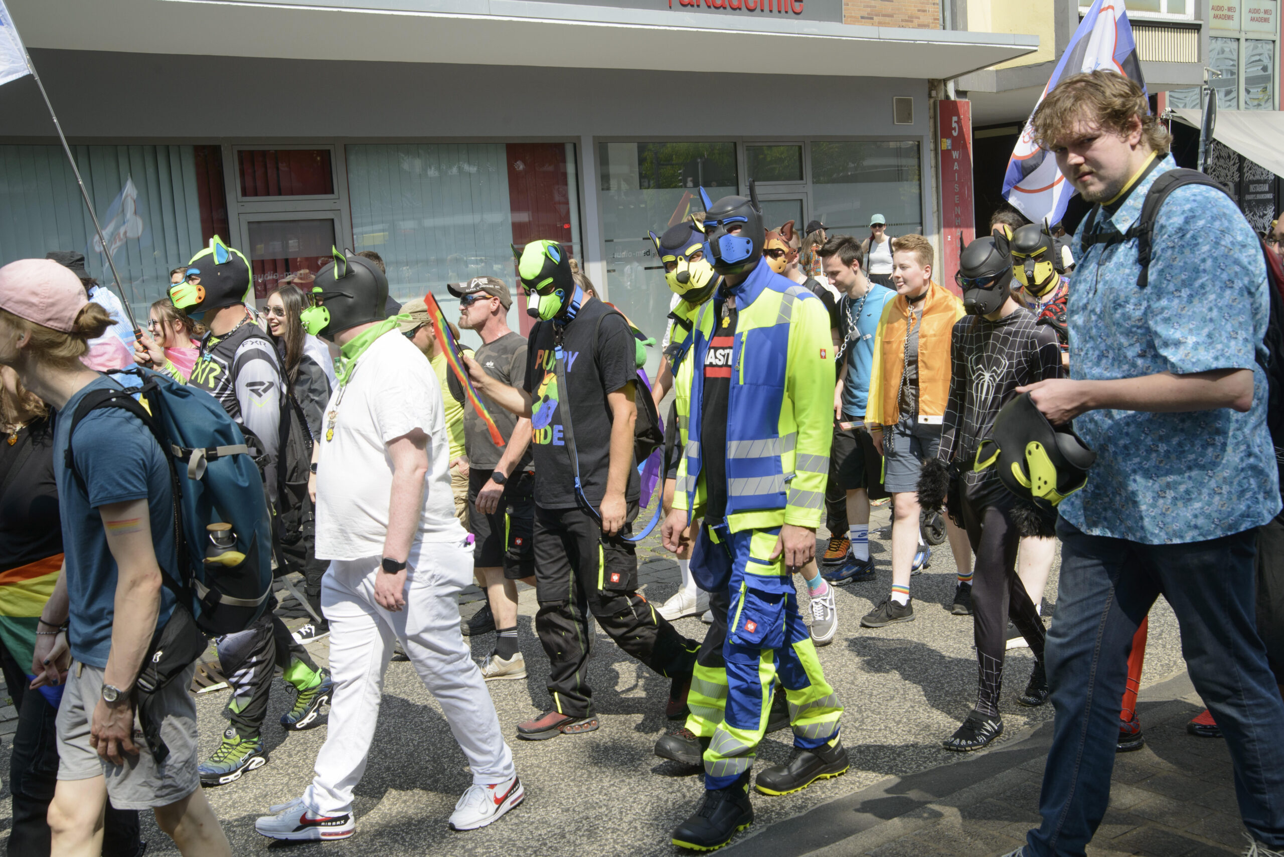 Männer mit Hundemasken auf dem Braunschweiger CSD