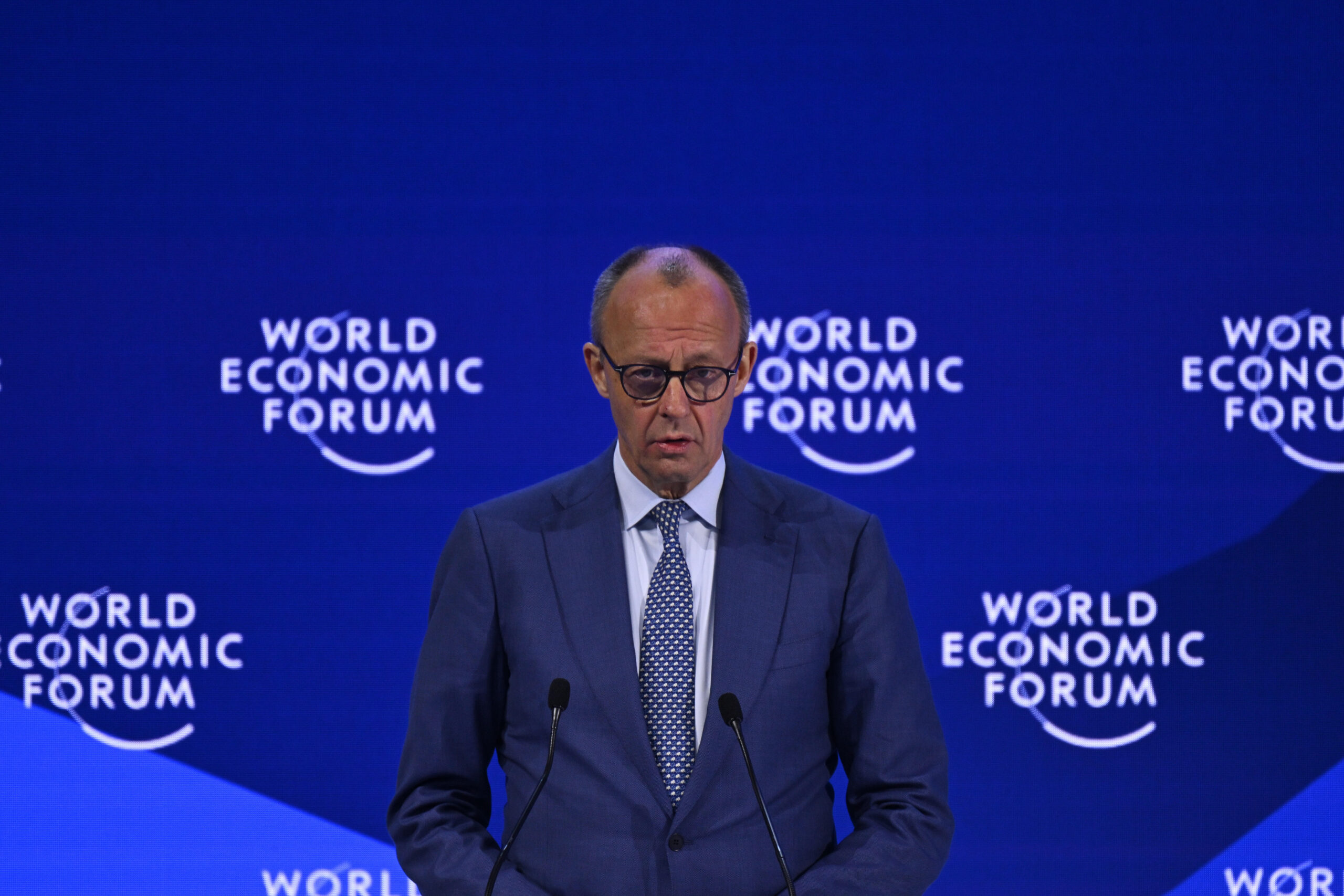 „Wir sehen vor allem eine große Hürde, und das ist die Produktivität“, sagte Merz beim Weltwirtschaftsgipfel in Davos und verwies dabei auf die Arbeitszeit: „Die Deutschen sind es gewohnt, 200 Stunden weniger zu arbeiten als unsere Schweizer Kollegen.“