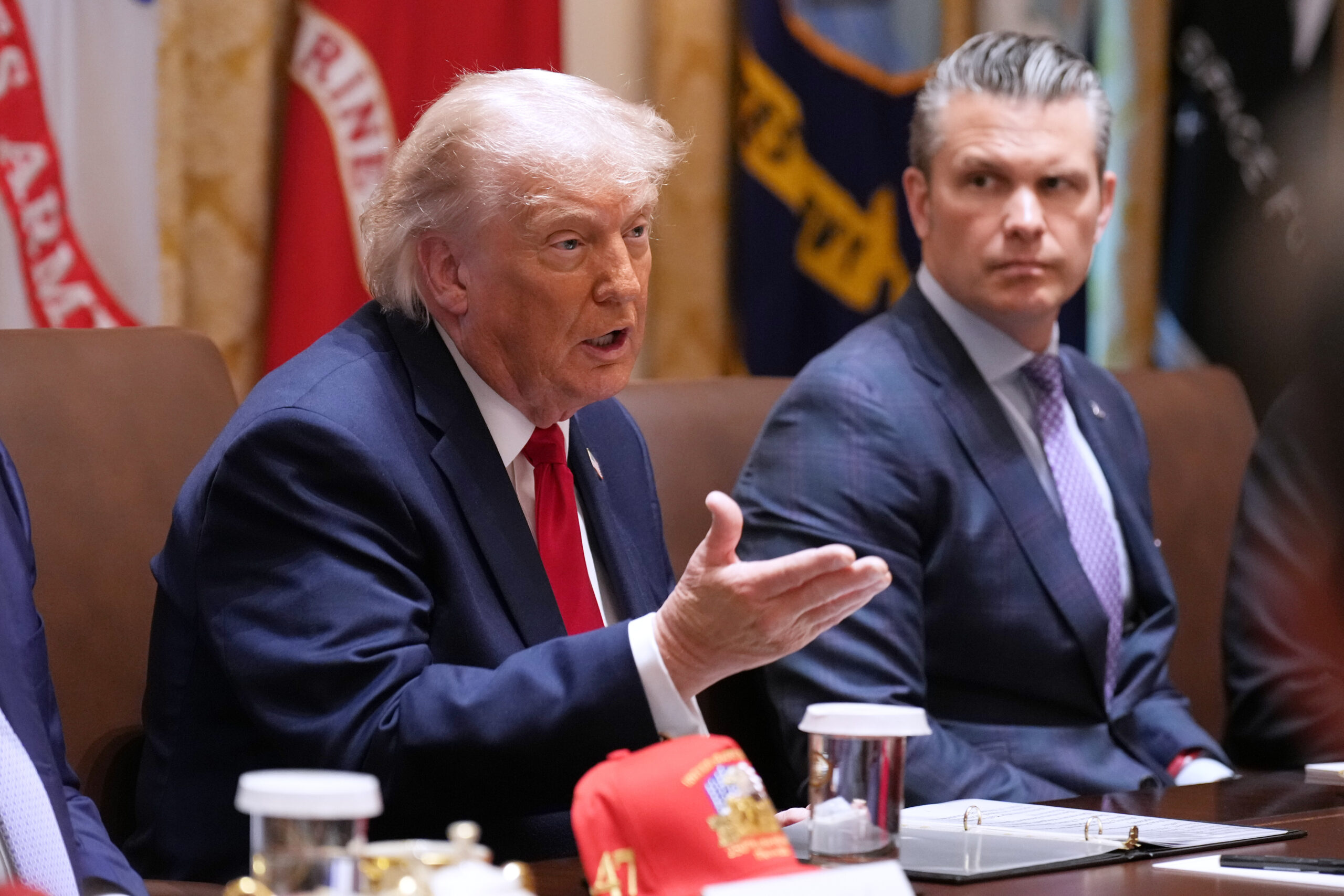 US-Präsident Trump und US-Verteidigungsminster Pete Hegseth im Cabinet Room des Weißen Hauses