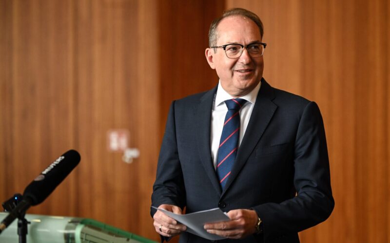 Interior Ministry Halts Funding for NGO Asylum Counseling—Greens Outraged