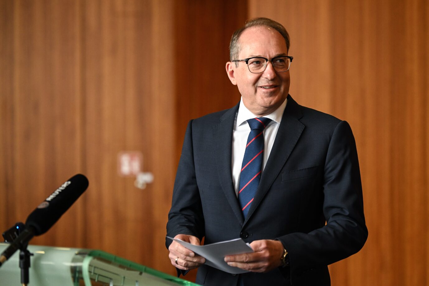 Interior Ministry Halts Funding for NGO Asylum Counseling—Greens Outraged