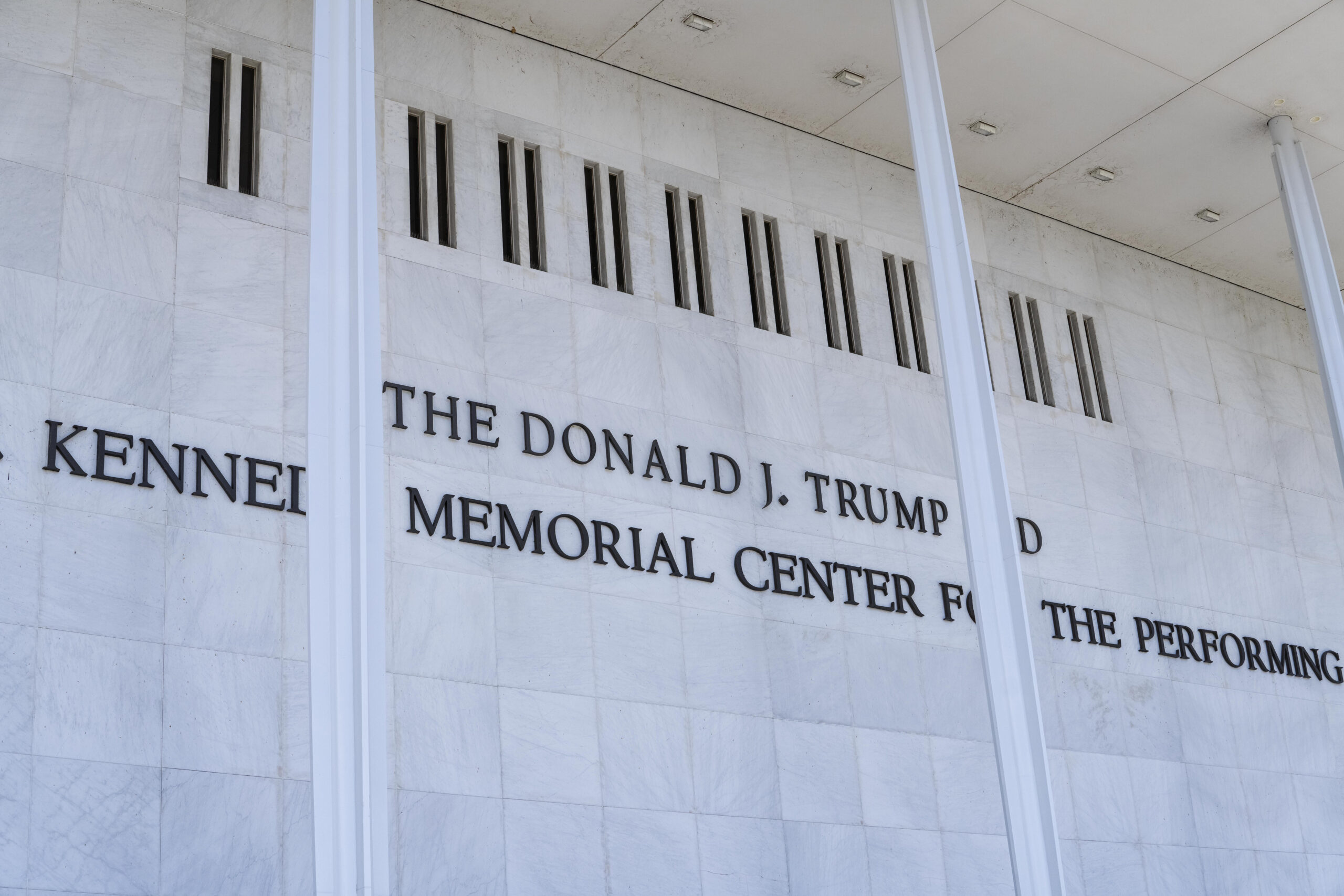 Gerichtsbeschluss: Trumps Name muss vom Kennedy Center wieder abmontiert werden.
