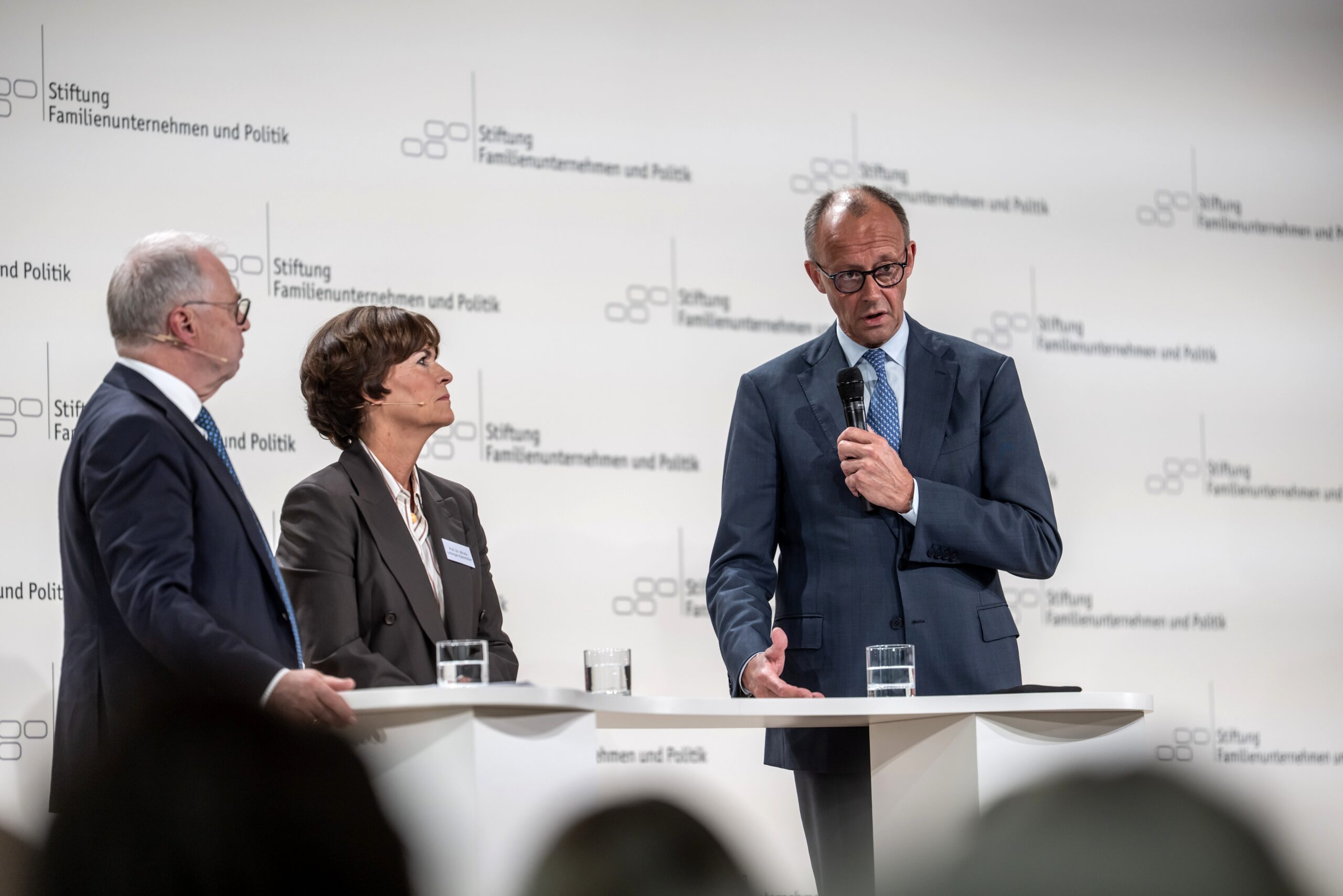 Bundeskanzler Friedrich Merz (CDU) neben Nicola Leibinger-Kammüller, CEO von Trumpf, sowie Rainer Kirchdörfer, Stiftungsvorsitzender, beim Tag des Familienunternehmens der Stiftung Familienunternehmen und Politik.