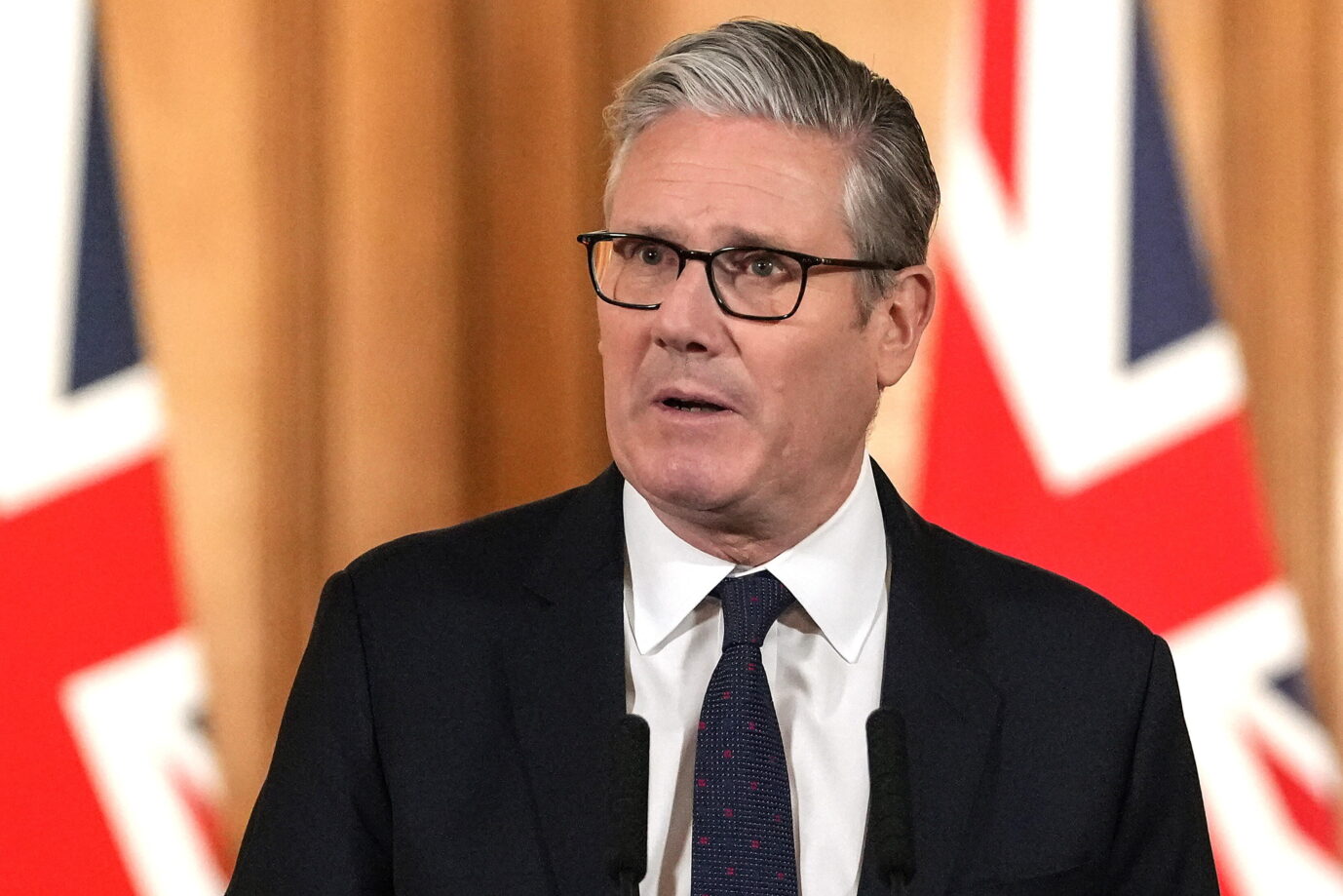 Starmer Pushes Mandatory ID Requirement for Social Media Users