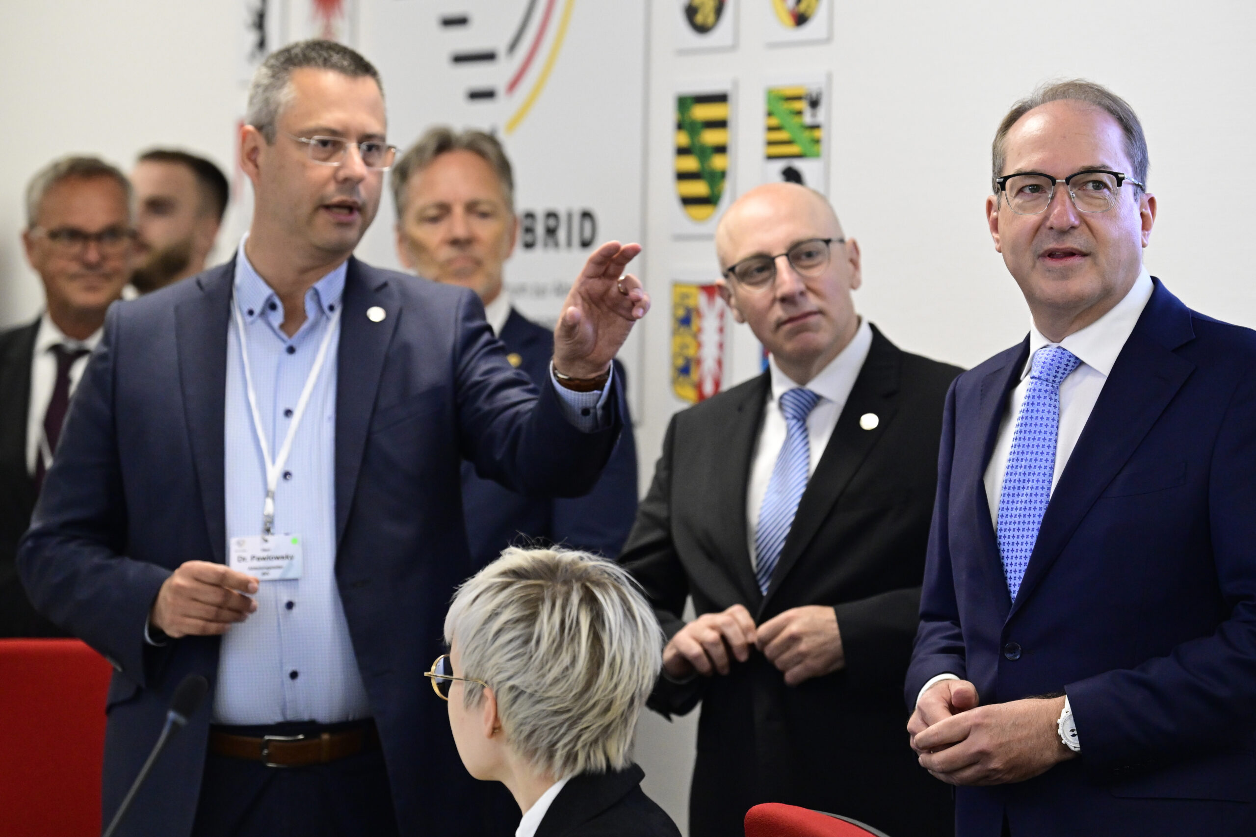 Der Bundesinnenminister Alexander Dobrindt (r) und Sinan Selen, Präsident des Bundesamtes für Verfassungsschutz (2.v.r)
