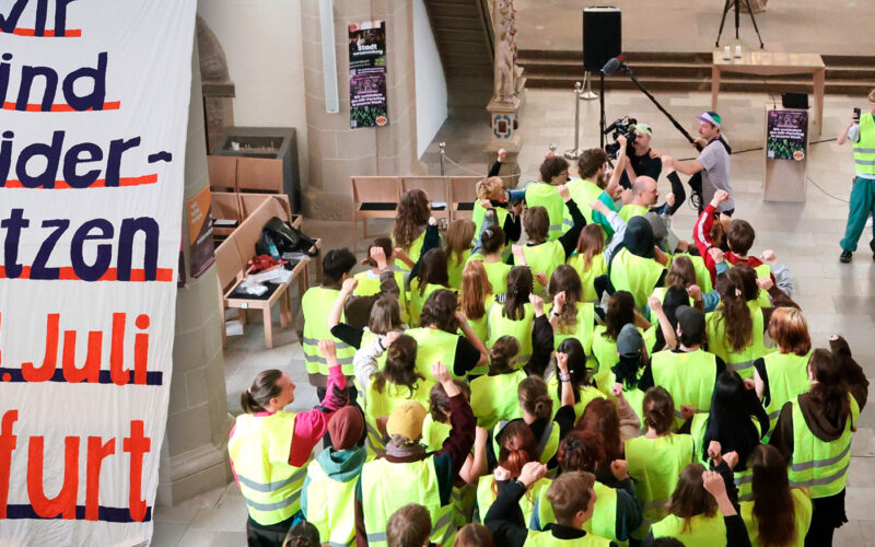 Leftist zealots practice blocking AfD party congress in church