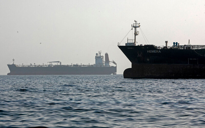 Oil Ships Resume Hormuz Transit as US-Iran Truce Emerges