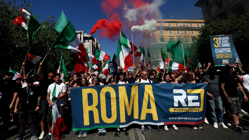Thousands march in Rome demanding remigration policies