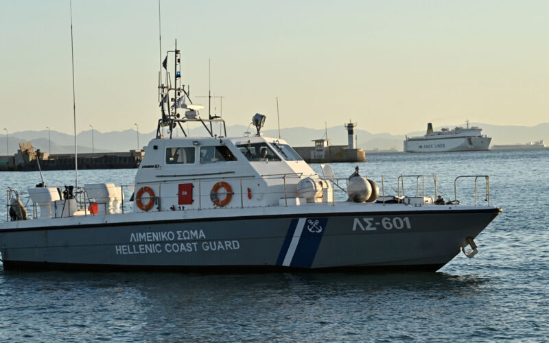 32 illegal immigrants found south of Crete, taken to safety of benefits