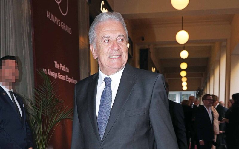 Avramopoulos intensifies pressure on New Democracy