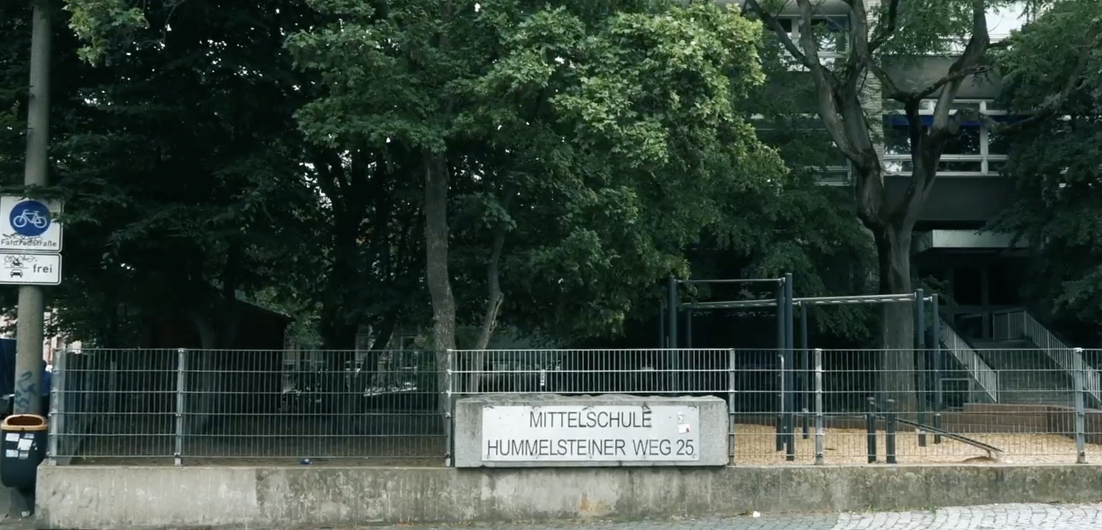 An dieser Mittelschule in Nürnberg warteten die Männer auf Luisa.