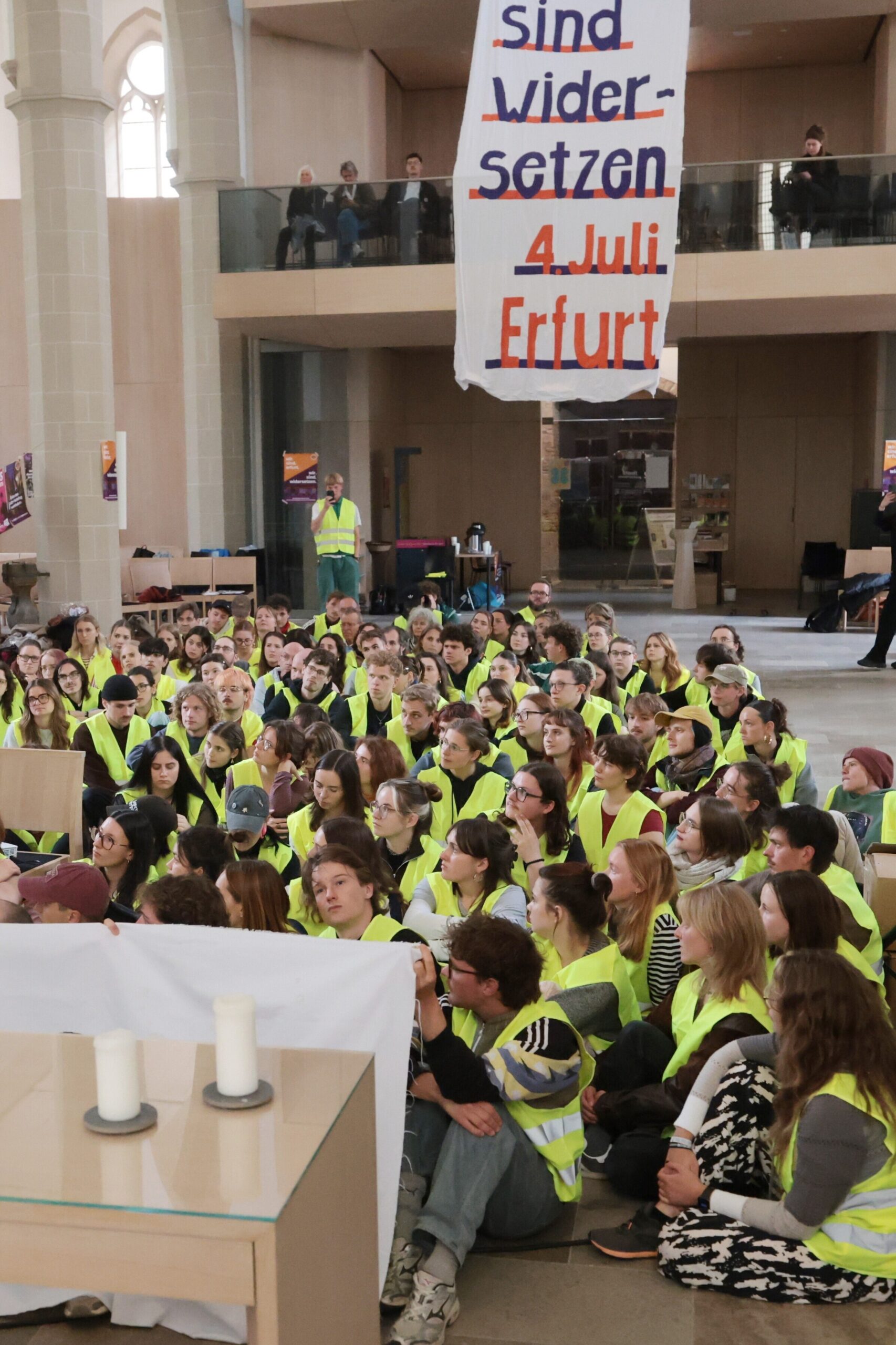 Spalterische Banner wo sonst Platz für Kirchenfahnen ist.