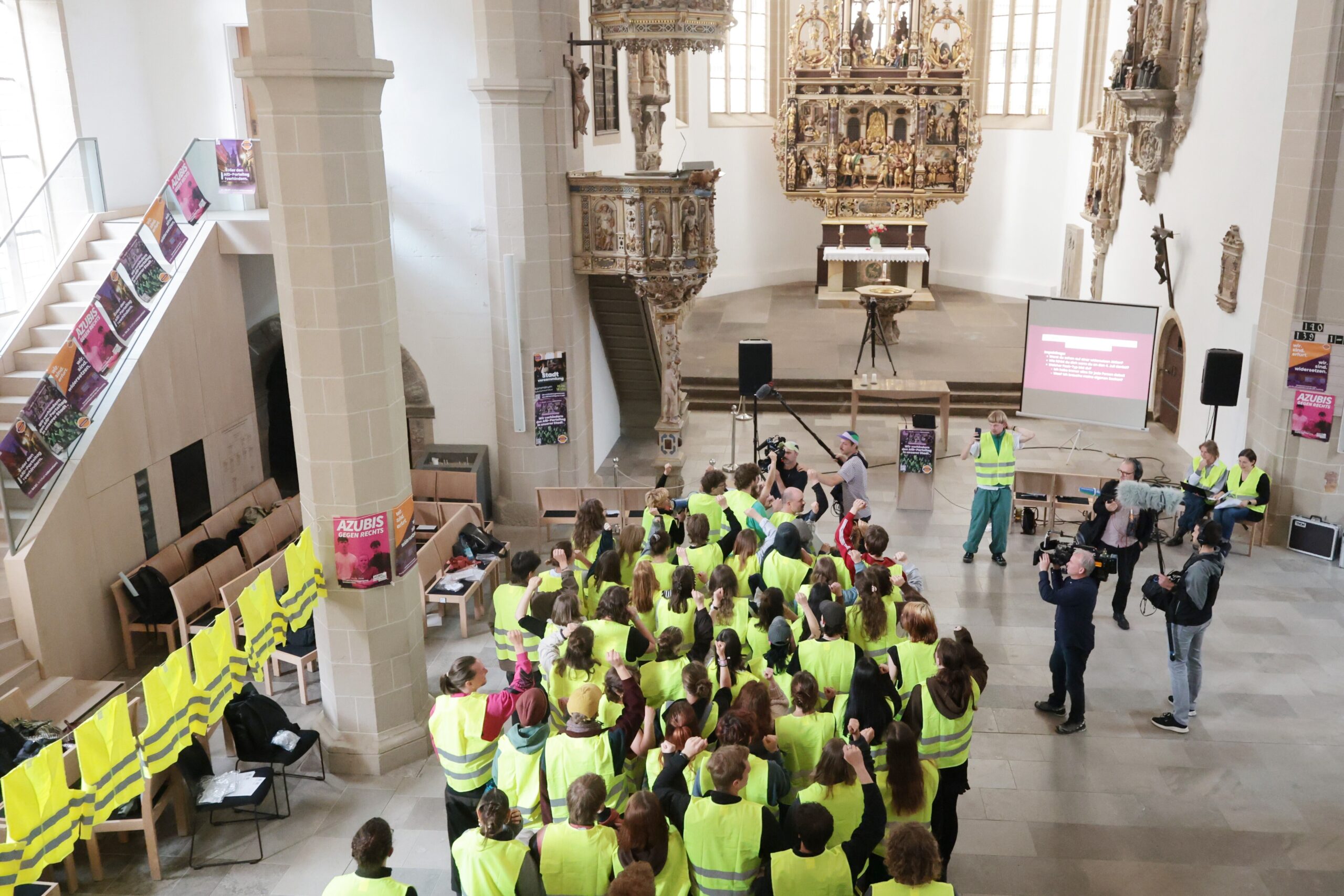 Gereckte Fäuste direkt vor dem Altar.