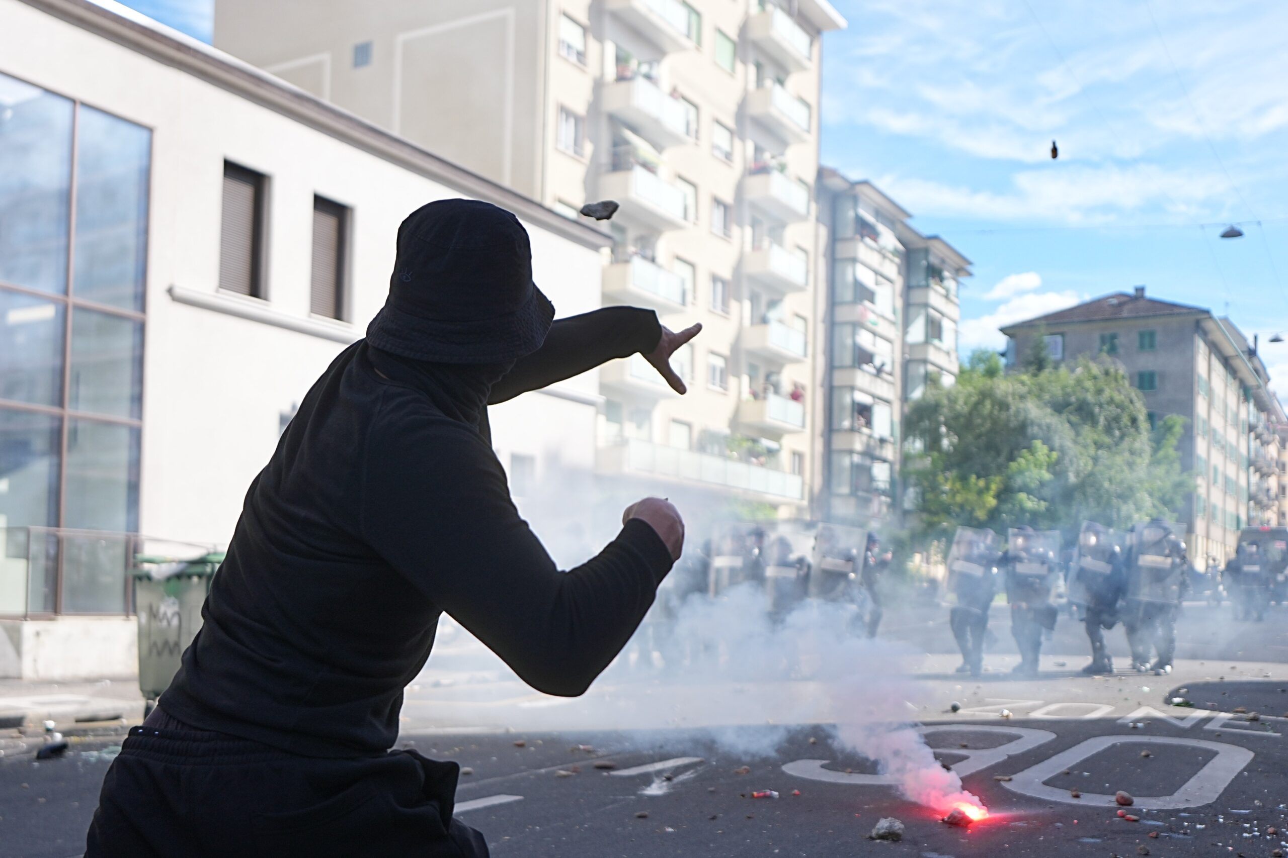 Einige Demonstranten skandierten nahe den Polizeiketten: „Die ganze Welt hasst die Polizei“.