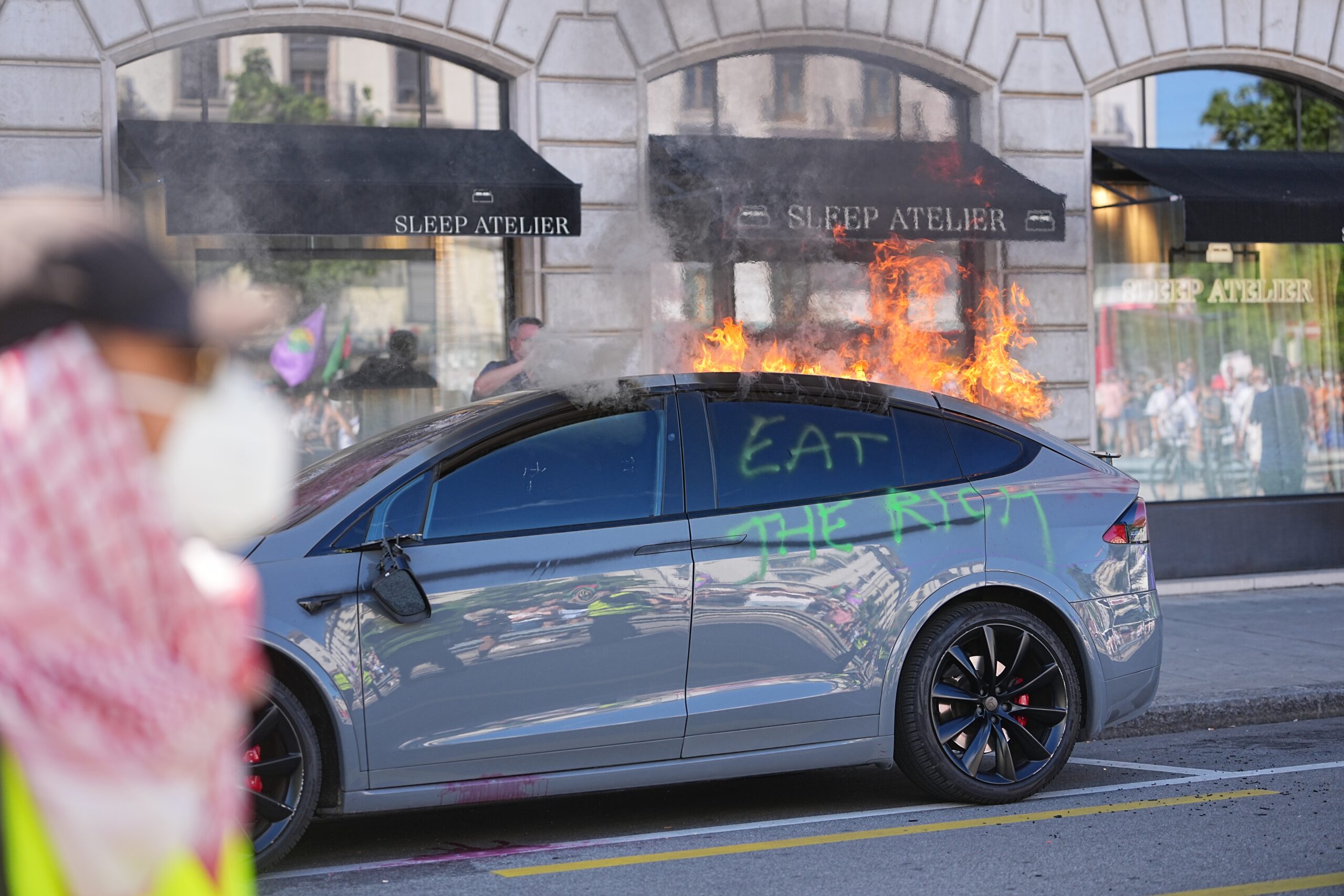 Ein Tesla wurde in Brand gesetzt.