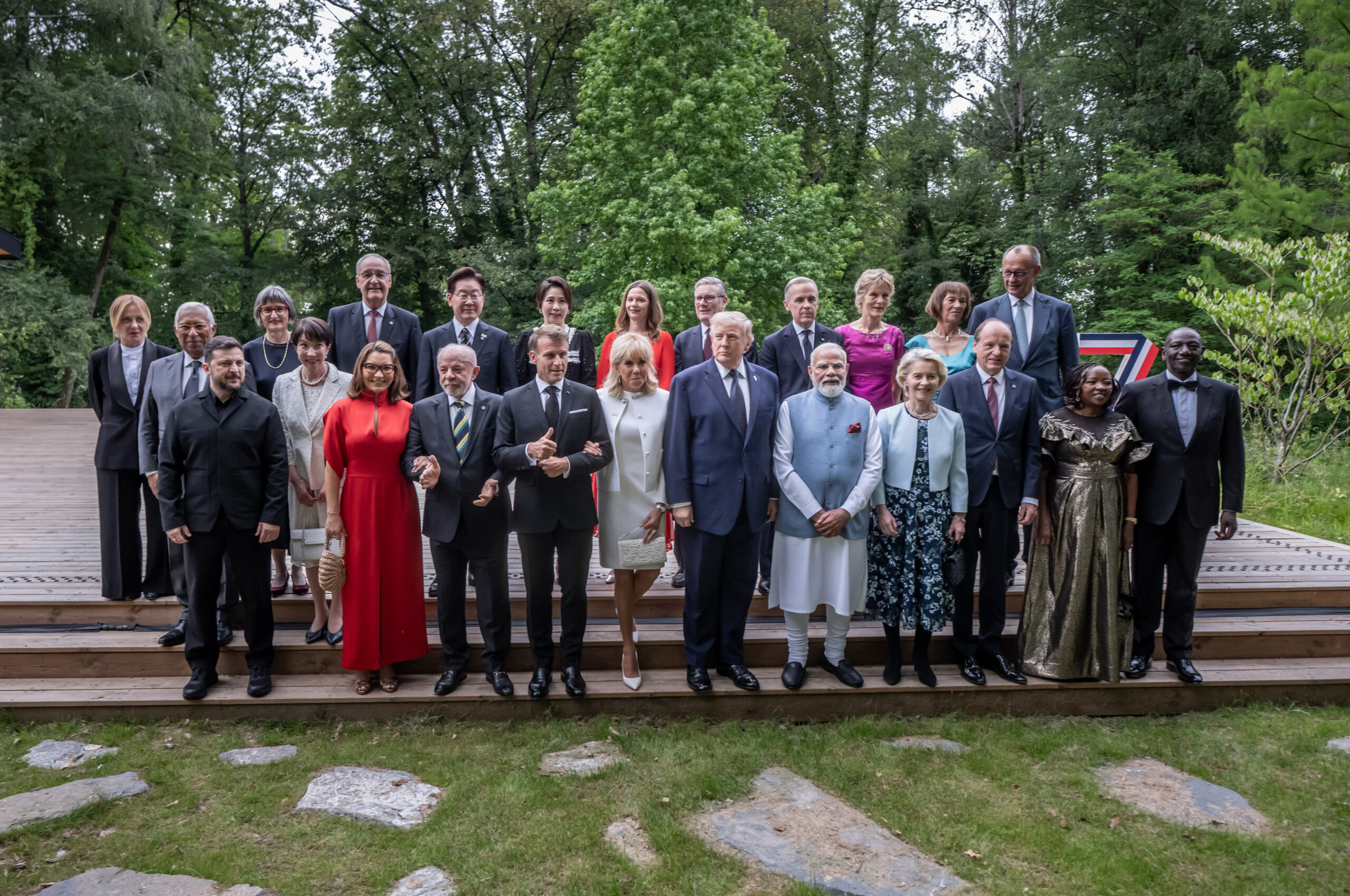 Die Staatschefs mit ihren Partnern