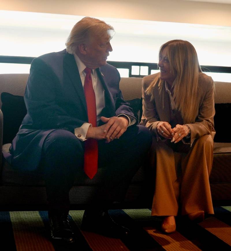 La vendetta di Trump per quel no di Meloni: "La foto al G7? Me l’ha chiesta”. Ma lei lo gela: "Sono allibita, dichiarazioni inventate, ricordi che io e l'Italia non imploriamo mai"
