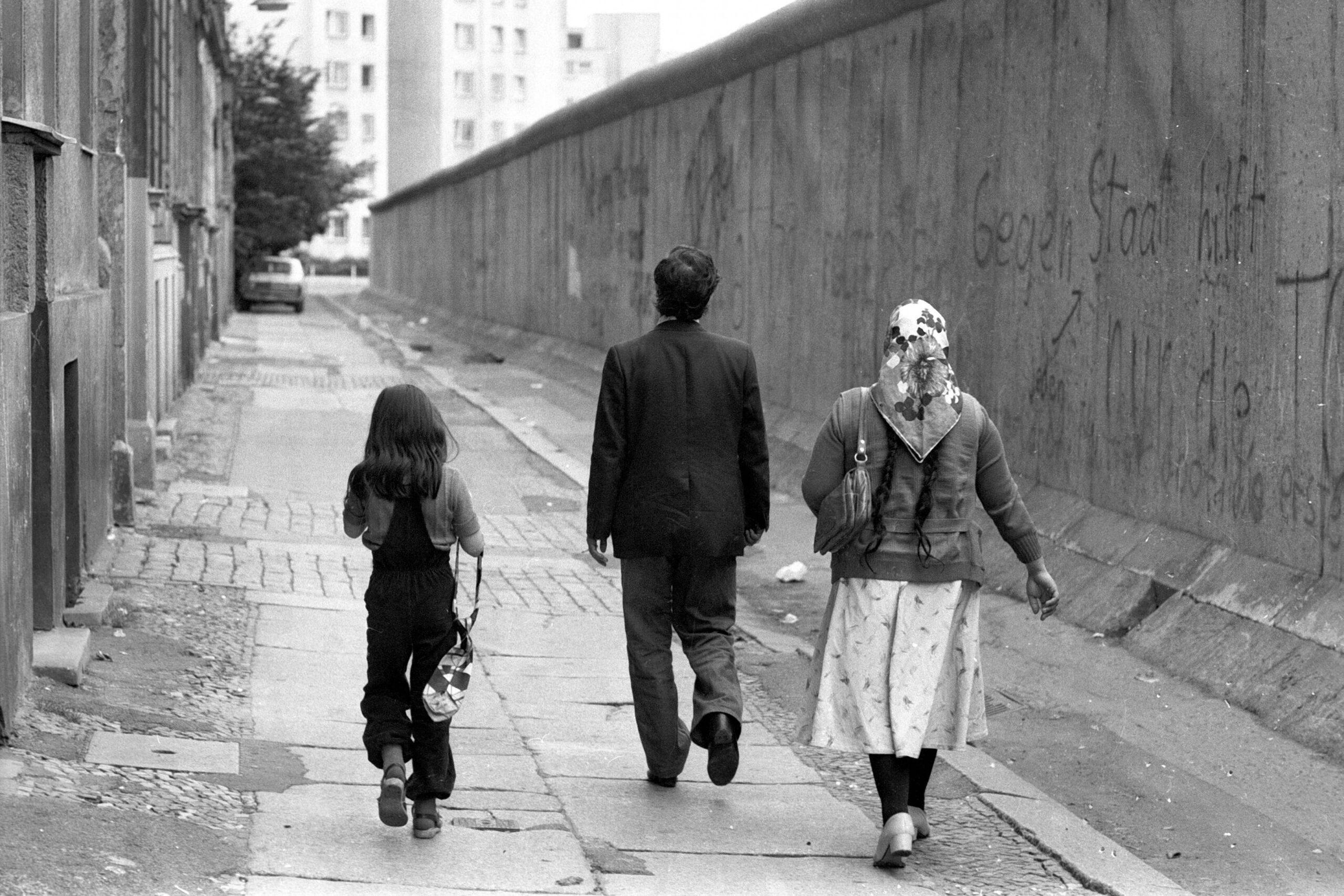 Für sie wurde „Cosmo“ ursprünglich erfunden: Eine Gastarbeiterfamilie geht entlang der Berliner Mauer spazieren (Foto von 1981).