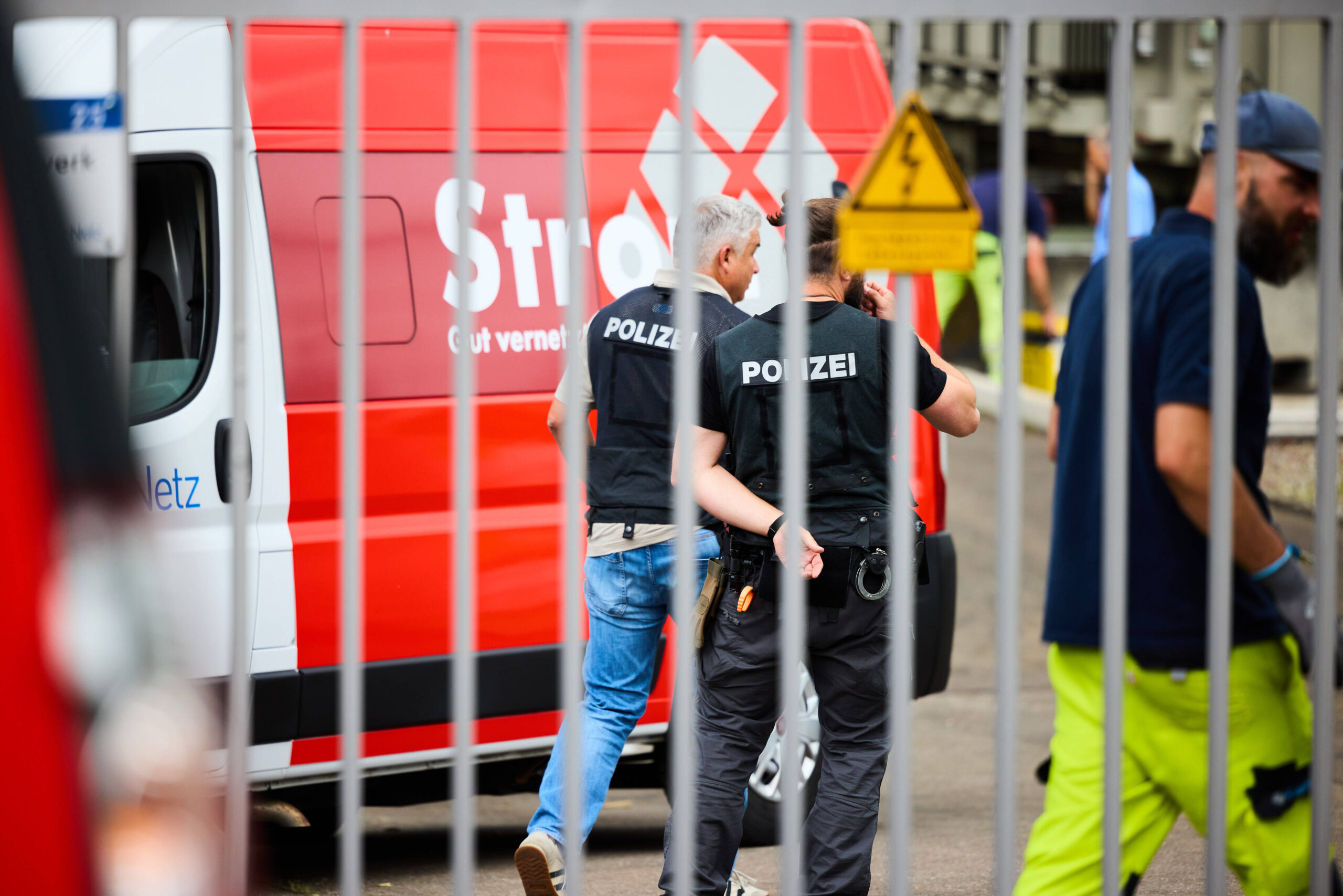 Nach dem großflächigen Stromausfall in Reutlingen (Baden-Württemberg) sichern Polizeikräfte auf dem Gelände des betroffenen Umspannwerks unter anderem Spuren zur Klärung der Brandursache.