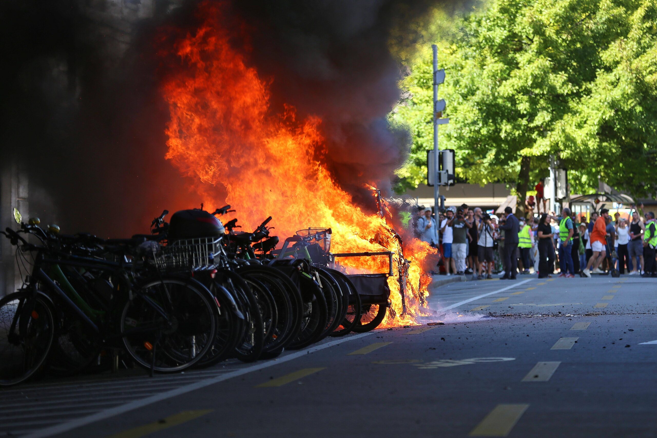 Die Protestler legten einen Brand.