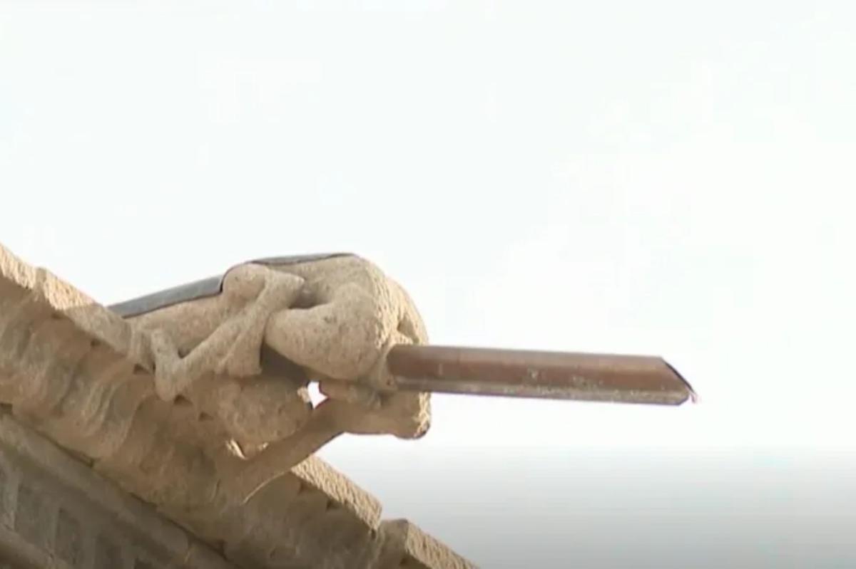 Architect tells guests seeing inappropriate gargoyle to seek help