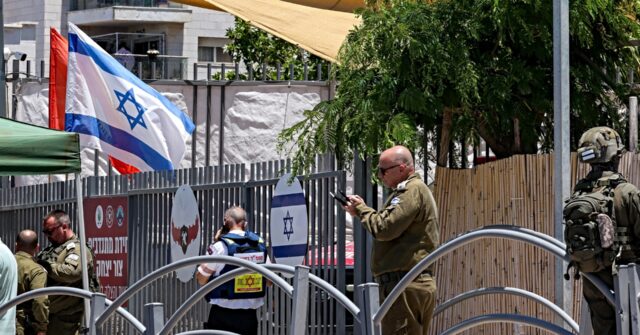 Arab Terrorist Kills One, Wounds Five in Central Israel