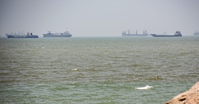 Shipping Traffic Surges in Strait of Hormuz Despite Iran Threats