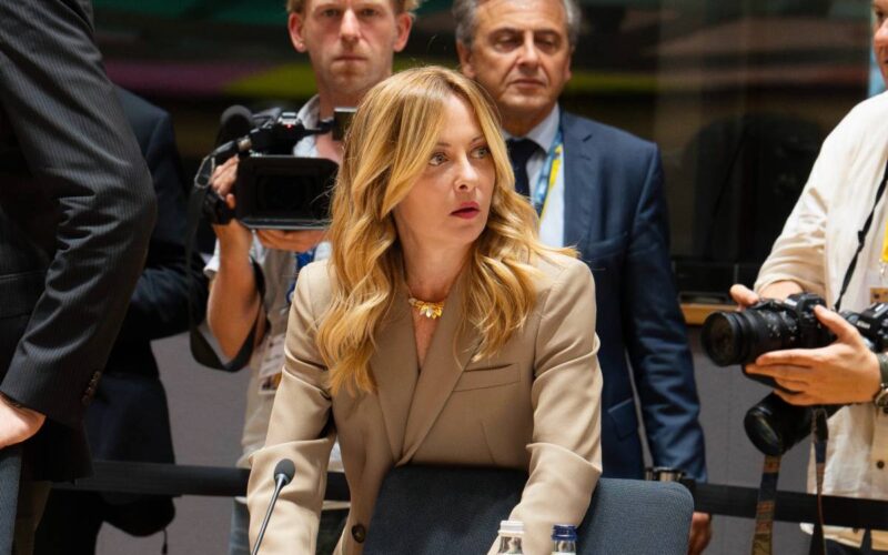 Meloni at EU Council: “Enforce Repatriation Rules” Then Clashes With Sanchez on Migration