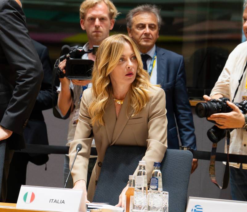Meloni al Consiglio europeo: "Attuare norme sui rimpatri", poi lo scontro con Sanchez su migranti