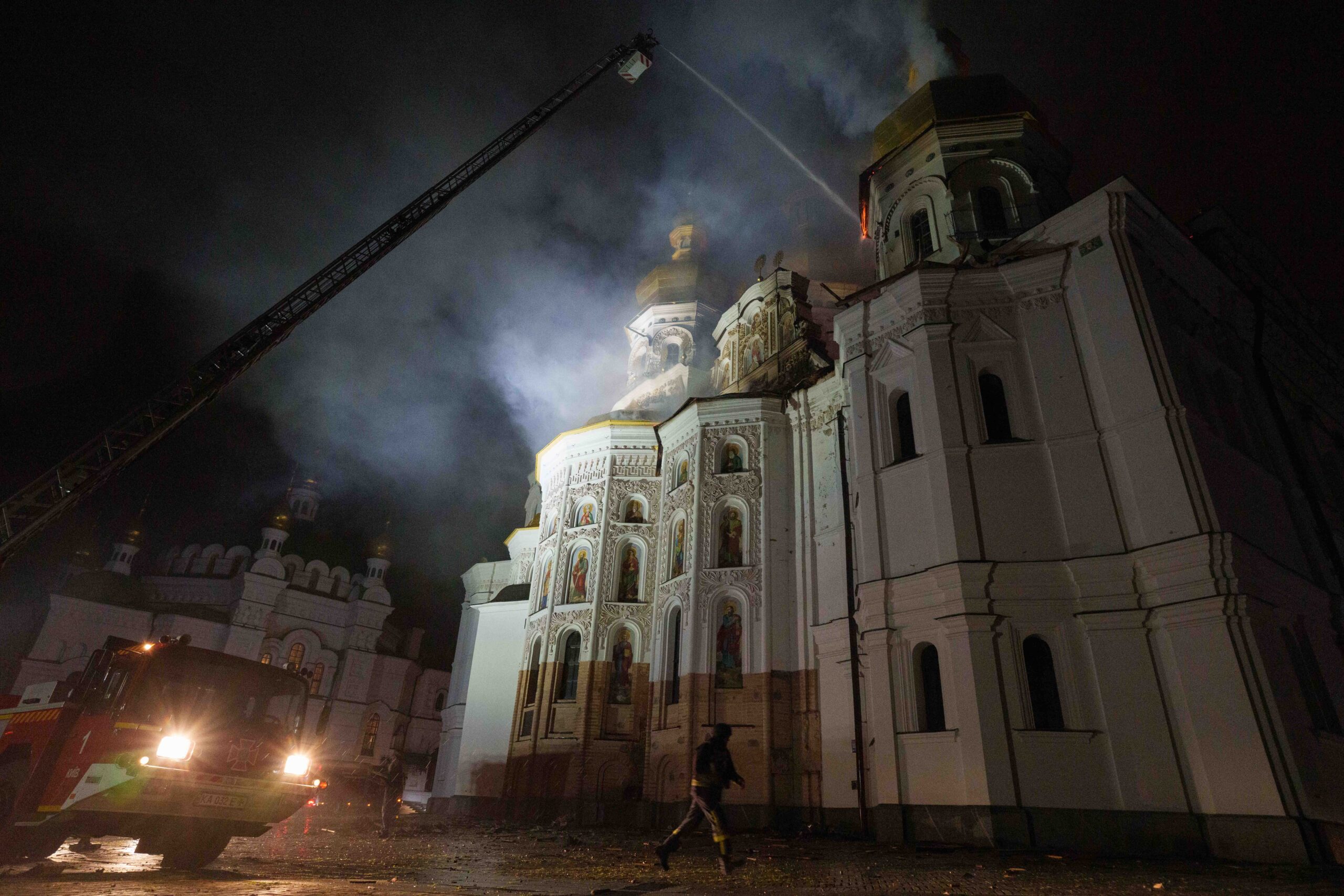 Rettungskräfte löschten am Montag während eines russischen Angriffs auf Kiew einen Brand in der Mariä-Entschlafens-Kathedrale der Kiewer Höhlenkloster.