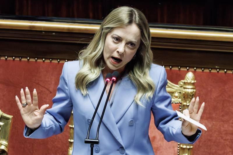 Meloni affonda su Vannacci: così fai il gioco di Schlein e Conte. Il "test" e il cambio di strategia