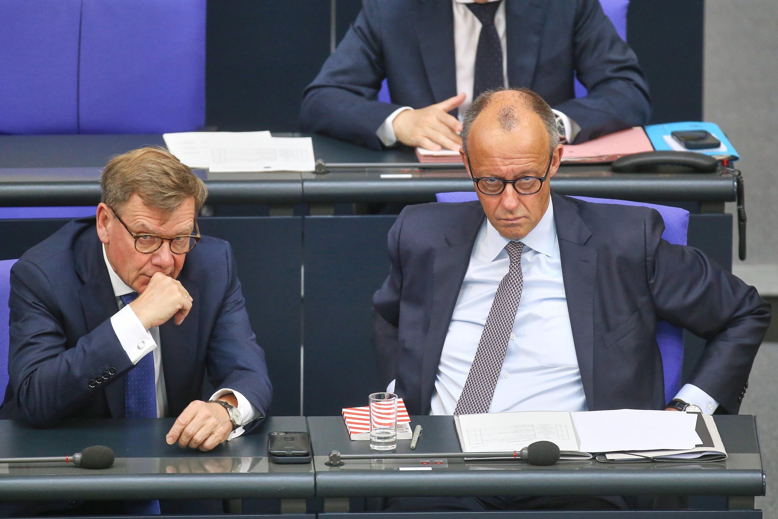 Wadephul und Merz: Waffenembargo und Gerede von „Zwangssolidarität“.