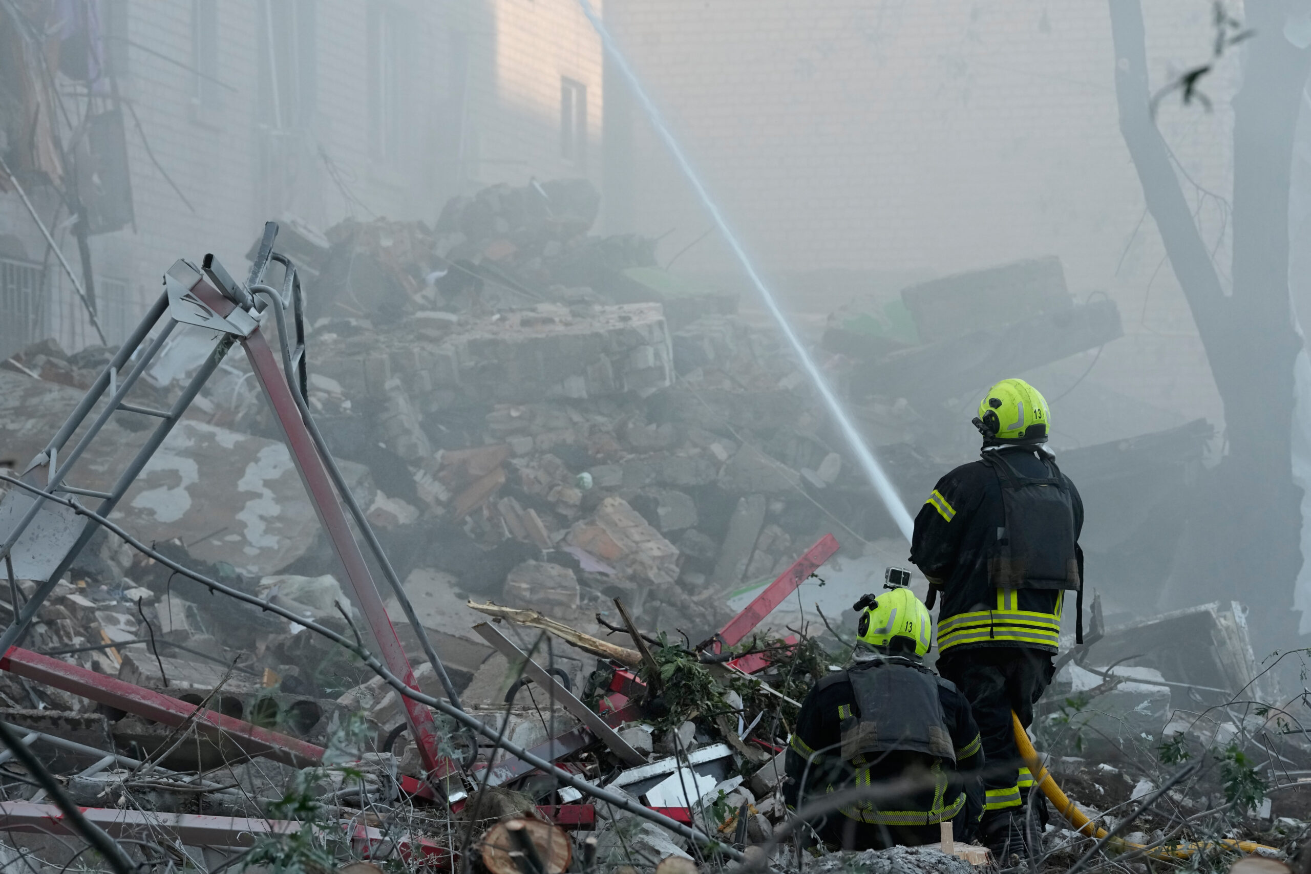 Rettungskräfte sind nach einem russischen Angriff mit der Brandbekämpfung beschäftigt.