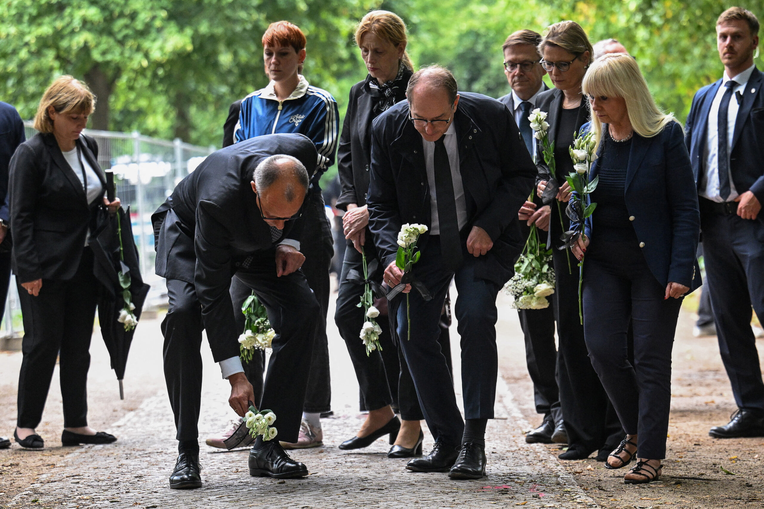 Kanzler Merz (CDU) und Innenminister Dobrindt (CSU) legten am Sonntag Blumen für die getötete Frau aus Polen und die Verletzten des Anschlags nieder.
