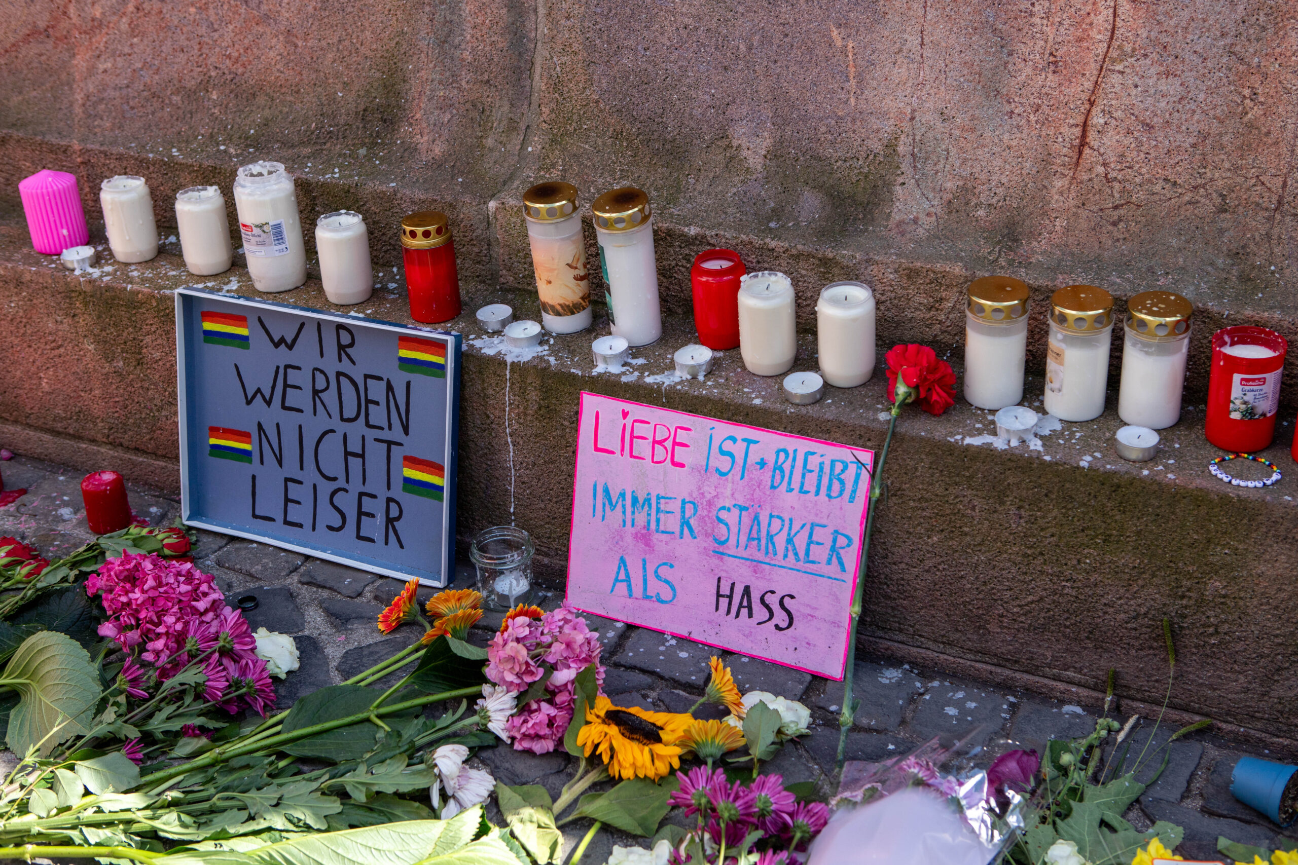 Ein im Berliner Schulwesen sozialisierter Islamist griff am Samstag den CSD Berlin an, tötete eine und verletzte viele Menschen.