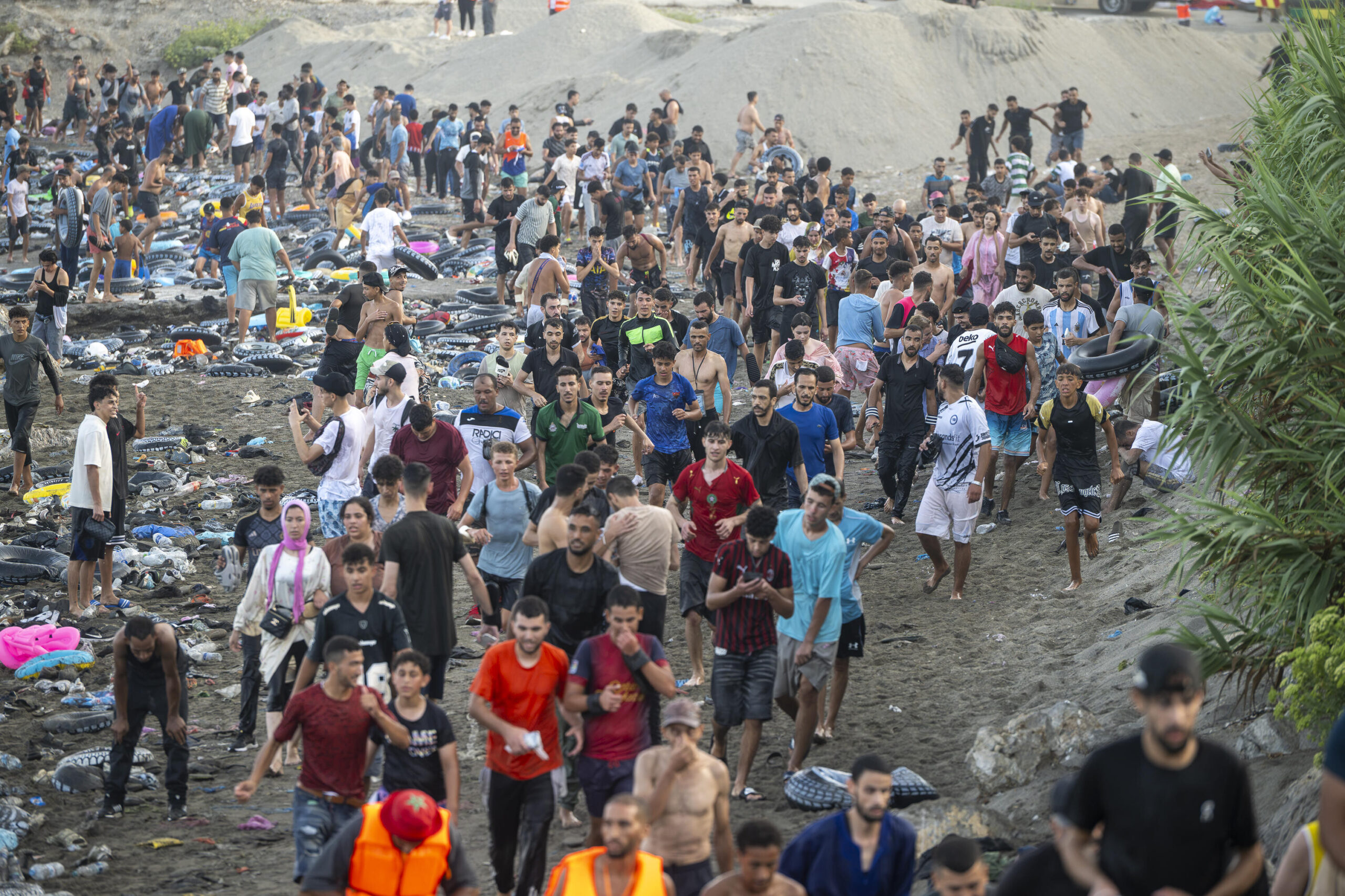 Migranten nach ihrer Ankunft, die Situation ist ein einziges Chaos